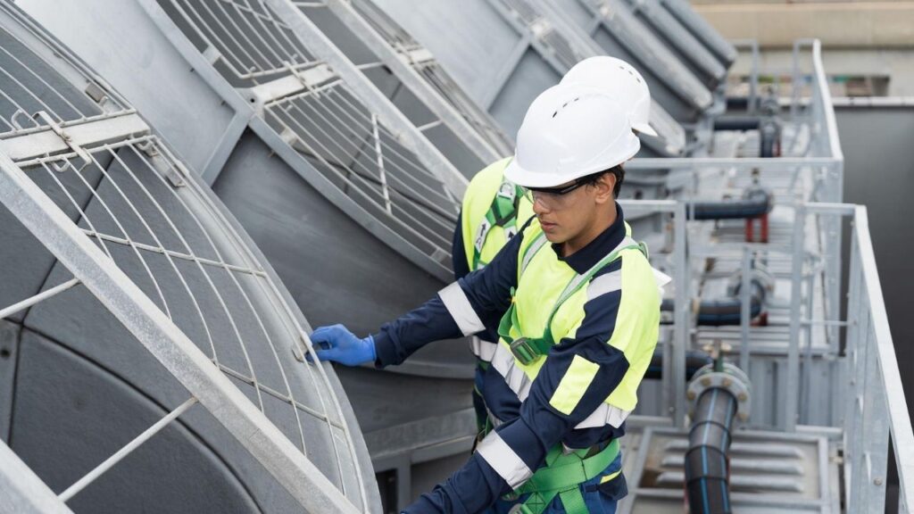 Teknisi inspeksi rooftop cooling tower