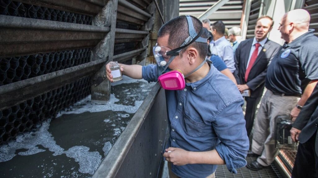 Teknisi sampling di cooling tower basin